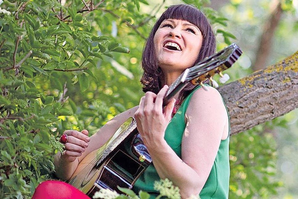 Auch Fräulein Frey ist mit ihrer Gitarre dabei. (Foto: Veranstalter)