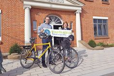 Auch Stockelsdorfs Bürgermeisterin Julia Samtleben und Klimaschutzmanager Manuel van der Poel beteiligen sich an der Aktion STADTRADELN und hoffen auf viele Unterstützer. (Foto: hfr)