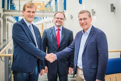 Dr. Malte Grabener (links) übergibt die Abteilung der Gefäßchirurgie der Sana Kliniken Ostholstein an Patrick Paulsen, bisheriger leitender Oberarzt der Abteilung, als neuen Chefarzt. Geschäftsführer Florian Glück (Mitte) freut sich über die gelungene Nachfolge.