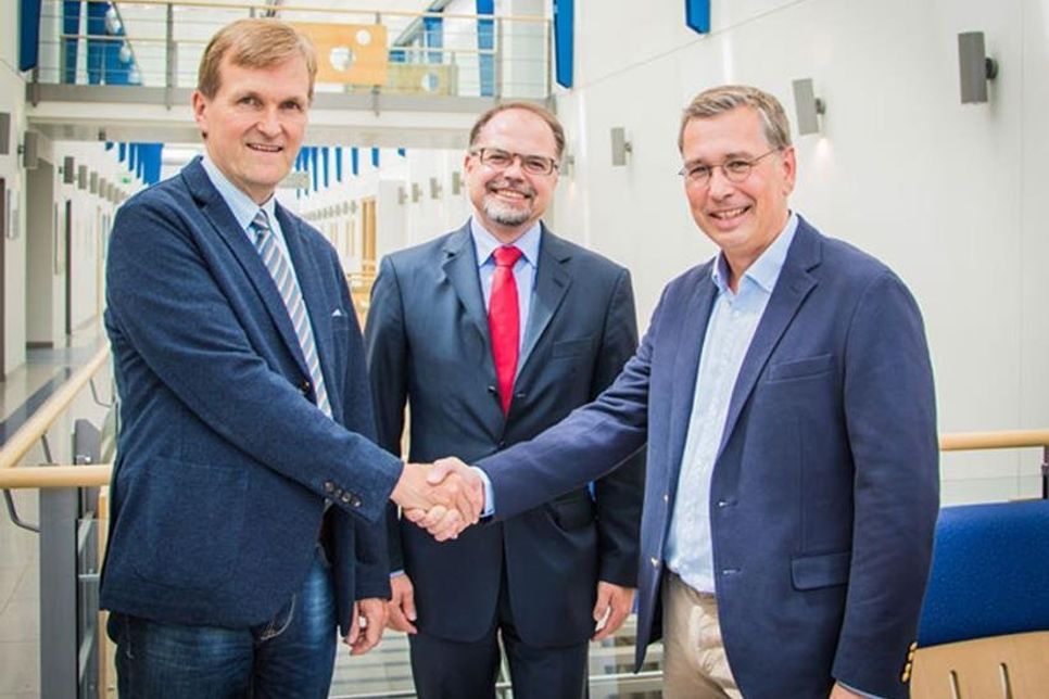 Dr. Malte Grabener (links) übergibt die Abteilung der Gefäßchirurgie der Sana Kliniken Ostholstein an Patrick Paulsen, bisheriger leitender Oberarzt der Abteilung, als neuen Chefarzt. Geschäftsführer Florian Glück (Mitte) freut sich über die gelungene Nachfolge.
