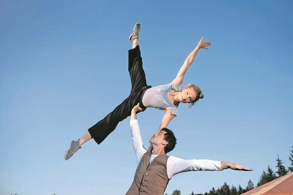 Das Duo „Marie und Joschi“ begeistert seine Zuschauer mit Partnerakrobatik in einer mitreißenden Show.
