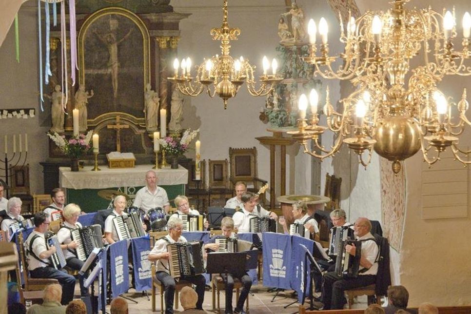 Das Akkordeon-Orchester Ostseekrabben spielt in der Grömitzer St. Nicolai-Kirche.
