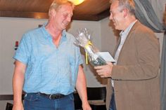 Ulf Seelaff gratuliert Uwe Brandt (v. re.) zu seiner langjährigen Firmenzugehörigkeit.