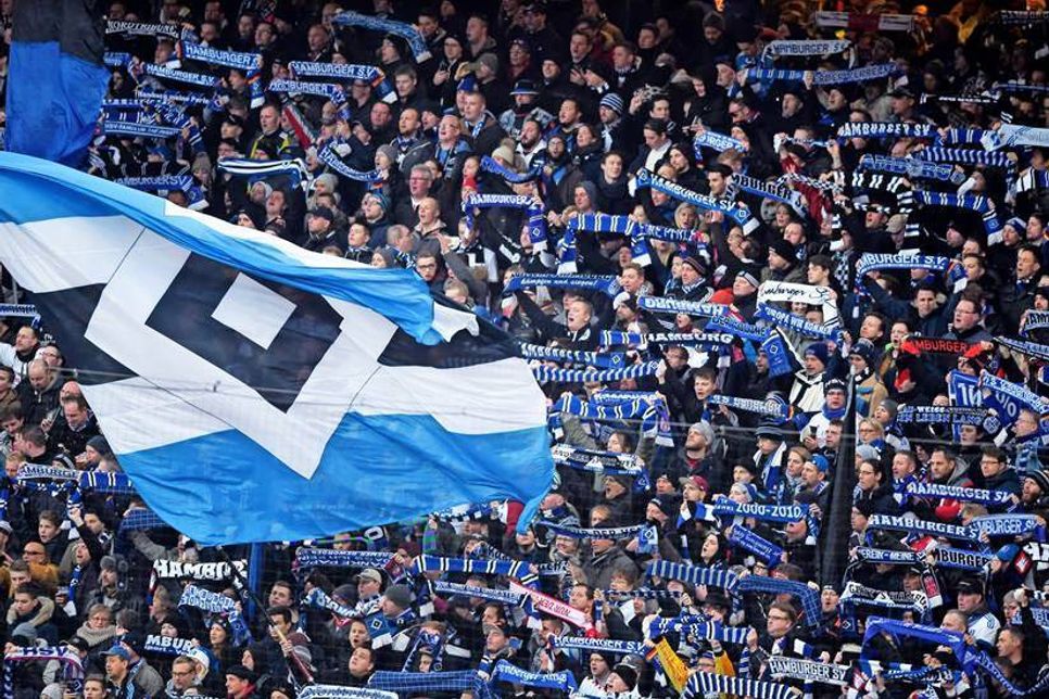 Das Volksparkstadion in Hamburg hat Platz für 57.000 Zuschauer. Beim Heimspiel gegen Jahn Regensburg können Sie mittendrin sein.