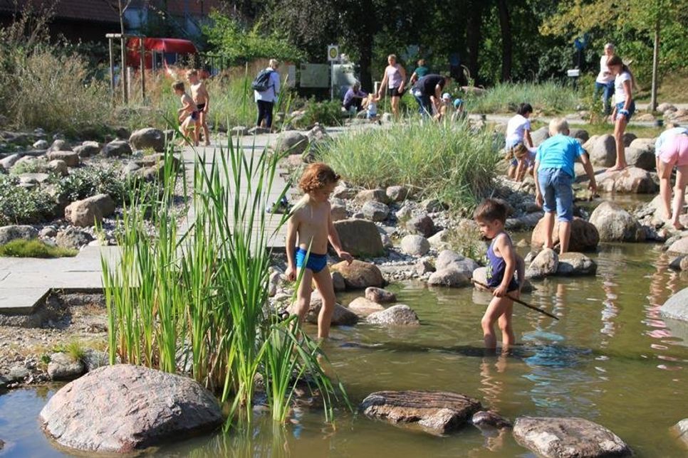 Eine kleine Erfrischung zwischendurch versprach das Planschen im kühlen Nass.