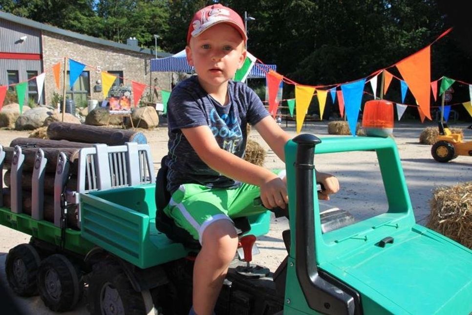 Ein Highlight für kleine echte Kerle war das Fahren eines Kinder-Unimogs.