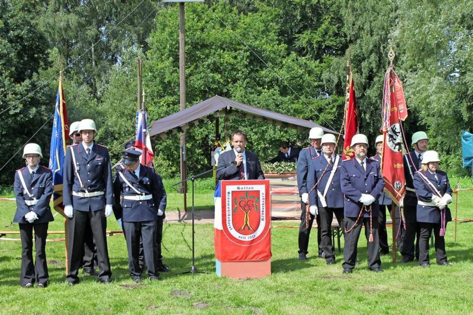 Bürgermeister Mark Burmeister begrüßt die Teilnehmer am Festakt.
