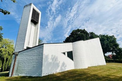 Ein prägnantes Gebäude in Bliesdorf: Die Kapelle am Ortseingang gehört zur Kirchengemeinde Altenkrempe.