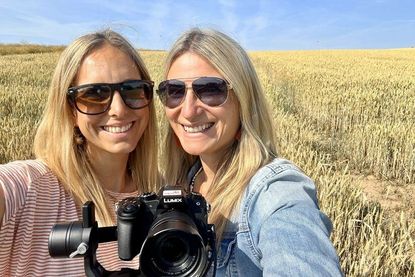 Zwei Ostsee-Perlen im Weizenfeld: Kristina Kolbe (lks.) und Gesche Muchow.