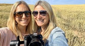 Zwei Ostsee-Perlen im Weizenfeld: Kristina Kolbe (lks.) und Gesche Muchow.