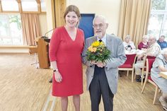 Stockelsdorfs Bürgermeisterin Julia Samtleben dankte Siegfried Müller für dessen langjähriges Engagement im Seniorenbeirat. Seit 2005 hat er den Vorsitz inne.