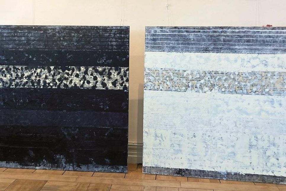 Kuratorin Angeline Schube-Focke und Irena Scheicher vom Vereinsvorstand Seeweg Gut Wittmoldt präsentieren großformatige Arbeiten von Ken Denning.