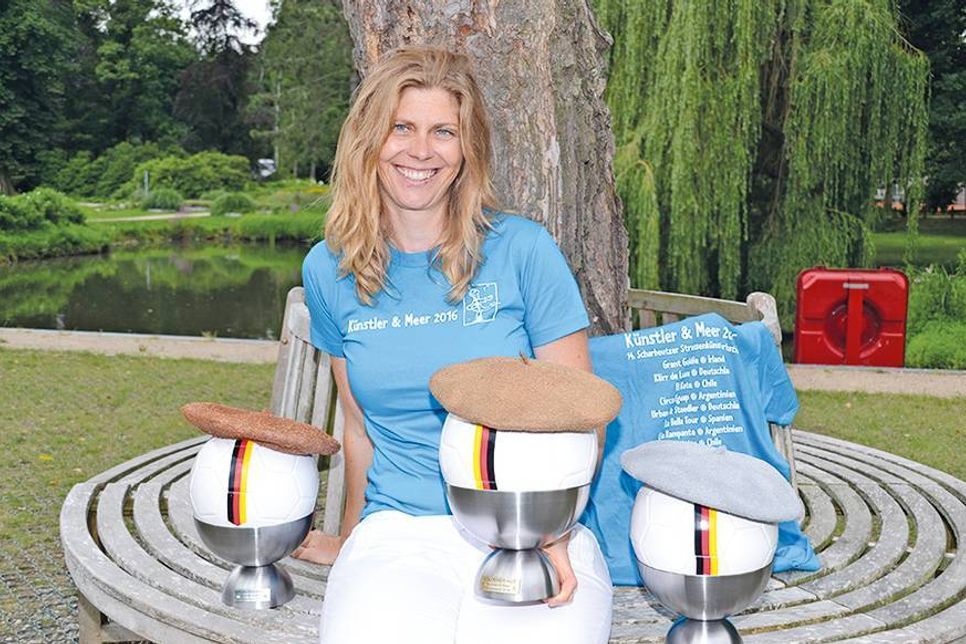 Sandra Hellmann von „Bajazzo Veranstaltungen“ mit den Sieger-Hüten, um die dieses Jahr gespielt werden, sowie das neue Festival-Shirt, das gerade von Kindern gerne für Autogramme der Künstler genutzt wird. (Foto: René Kleinschmidt)