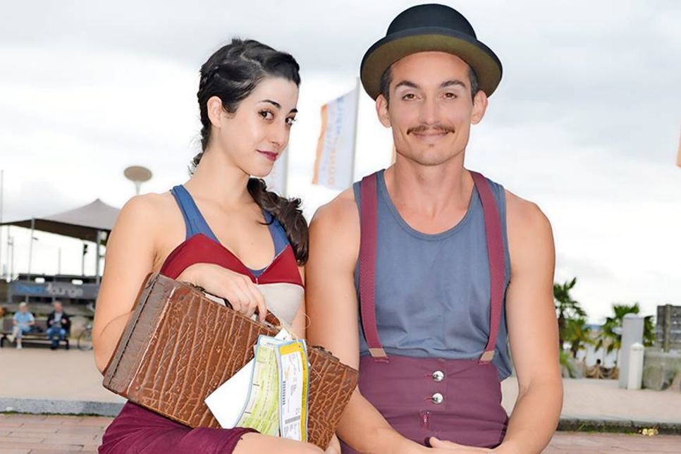 Das Künstler-Duo „Cia Rampante“ aus Argentinien, Florencia Caro und Luciano Ranieri, zeigten bei der Presse-Präsentation schon einmal Kostproben aus ihrem Programm. Vom 4. bis 7. August zeigen sie Partnerakrobatik, Hutjonglage und Cyr Wheel in Perfektion. (Foto: René Kleinschmidt)