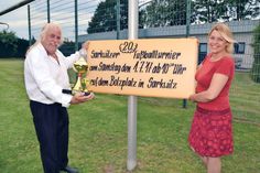 Harry Brockmann, Vorsitzender des Sarkwitzer SV, und Sportwartin Alexandra Fanizzi freuen sich auf das Jubiläums-Fußball-Turnier und präsentieren schon einmal den Siegerpokal. (Foto: René Kleinschmidt)