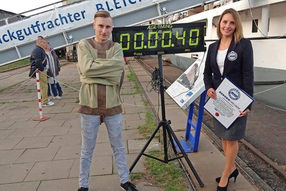Paul Kowalewski und Eva Ricarda vom Deutschen Rekord-Institut.