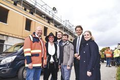 Große Freude beim Richtfest in Niendorf/Ostsee (v. li.): Olaf Techen (Vorsitzender DLRG Lübecker Bucht e.V.), Zimmerermeister Martin Tews, Bauleiter Jörn Daebel, Architekt Martin Spieß, Bürgermeister Robert Wagner und Bürgervorsteherin Anja Evers.