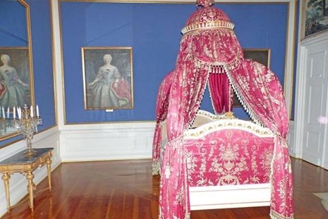 Passenderweise hängt gleich neben dem Paradebett, in dem Friedrich II von Preußen nie schlief, das Bild seiner Schwester Louise Ulrike, der künftigen Königin von Schweden.