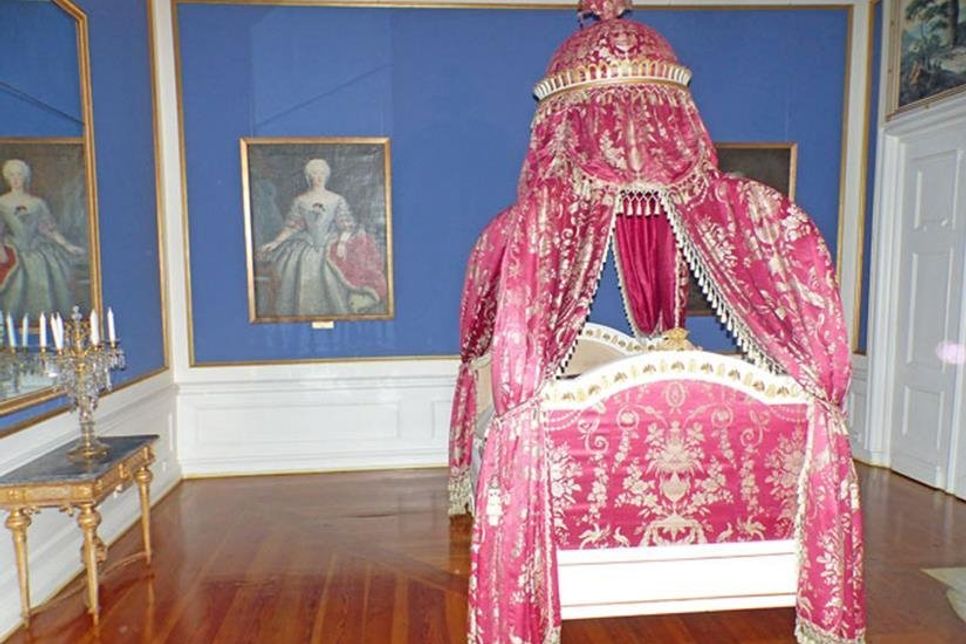 Passenderweise hängt gleich neben dem Paradebett, in dem Friedrich II von Preußen nie schlief, das Bild seiner Schwester Louise Ulrike, der künftigen Königin von Schweden.