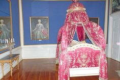 Passenderweise hängt gleich neben dem Paradebett, in dem Friedrich II von Preußen nie schlief, das Bild seiner Schwester Louise Ulrike, der künftigen Königin von Schweden.