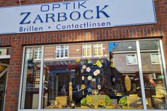 „Kunst im Schaufenster“ der Künstlerin Petra Schubert bei Optik Zarbock in der Brückstraße.