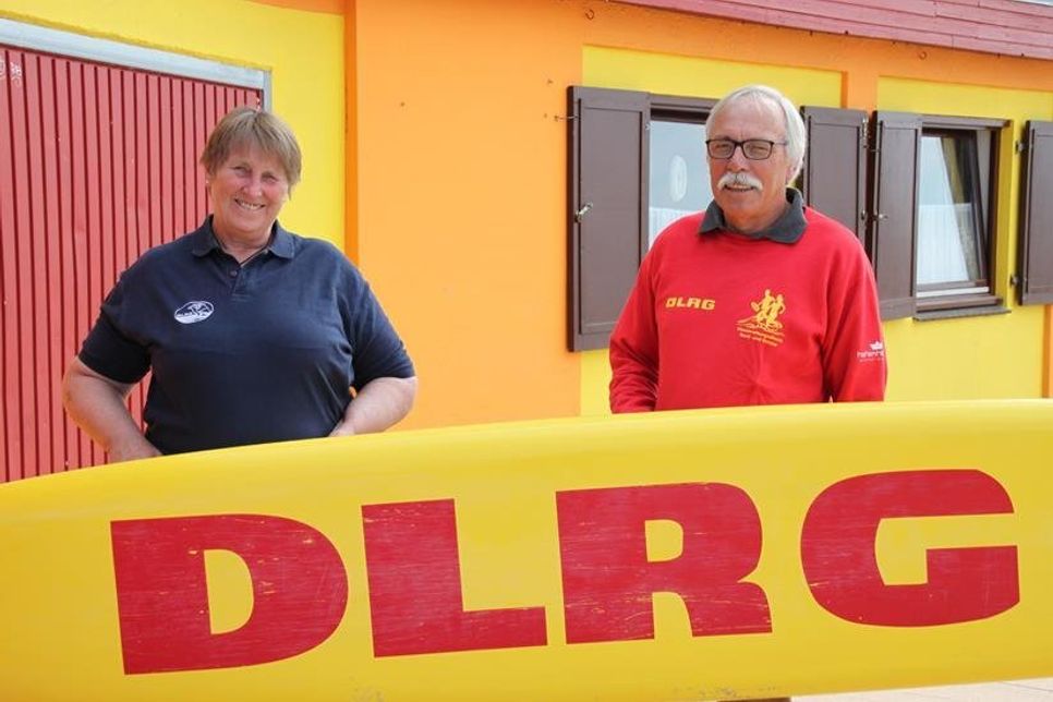 Regina und Jochen Block von der DLRG Neustadt freuen sich sehr über die Unterstützung von BILD hilft e. V. „Ein Herz für Kinder“.