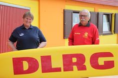 Regina und Jochen Block von der DLRG Neustadt freuen sich sehr über die Unterstützung von BILD hilft e. V. „Ein Herz für Kinder“.
