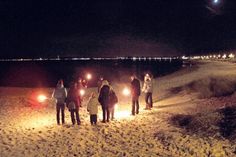 Fackelwanderung am Winterstrand: Am Freitag, dem 15. Dezember, geht es um 18.30 Uhr ab Seebrücke Haffkrug los.