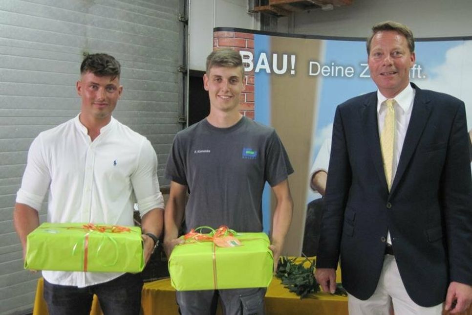 Die Innungsbesten im Ausbildungsberuf des Maurers: Julian Lindner und Fabian Kommke mit Obermeister Ralf Hoffmann (v. lks.).