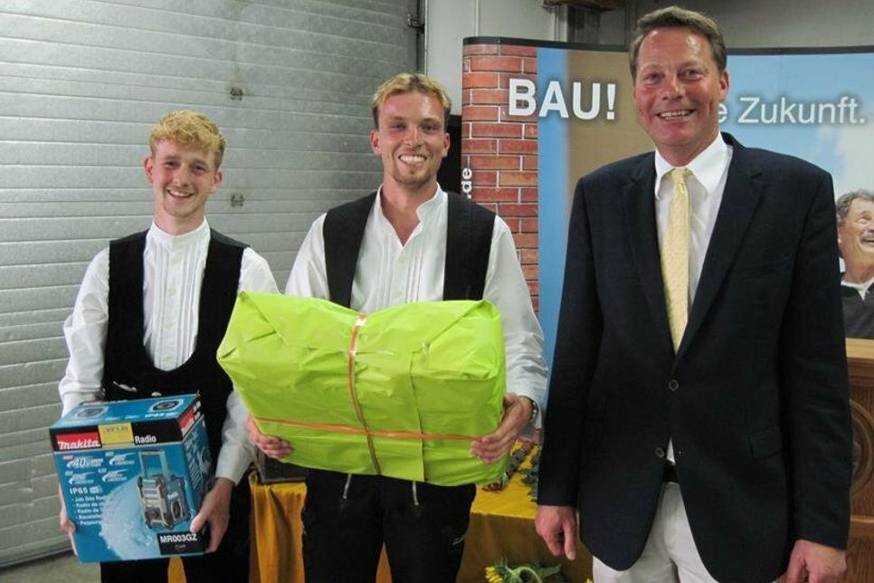 Die Innungsbesten im Ausbildungsberuf des Zimmerers: Finn Böckmann und Lennard Otto Klesny mit Obermeister Ralf Hoffmann (v. lks.).