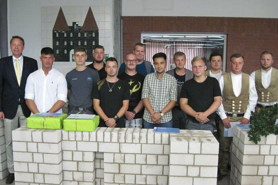 Die erfolgreichen Auszubildenden im Beruf des Maurers mit Obermeister Ralf Hoffmann (lks.).