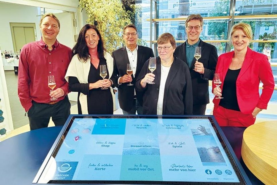 Paul Stellmacher, Leiter Online-Marketing und stv. Vorstand TALB (von links), Bürgermeisterin Bettina Schäfer, Dieter Bähr, Vorsitzender Tourismusausschuss Scharbeutz, Bügervorsteherin Anja Bendfeldt, TALB-Vorstand André Rosinski und Tanja Gerstl, Vertrieb und Leitung Tourist-Infos TALB, bei der offiziellen Eröffnung der Tourist-Info am vergangenen Freitag.