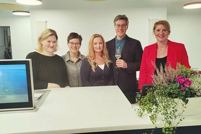 Das freundliche Team in der neuen Tourist-Info: Melanie Konopka (von links), Corinna Pape und Maike Strehse mit TALB-Vorstand André Rosinski und Tanja Gerstl, Leiterin der Tourist-Infos der TALB.