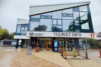 Die Tourist-Info im Kurpark von Scharbeutz ist nach umfangreichem Umbau jetzt offiziell neu eröffnet.