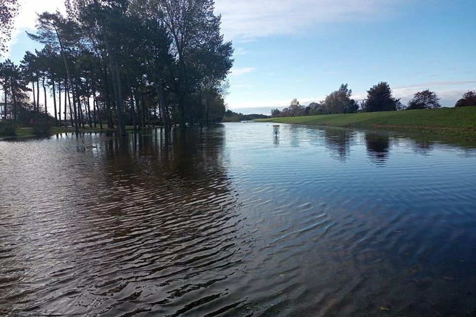Auf der Discgolf-Anlage im Vordeichbereich bildete sich ein großer See.