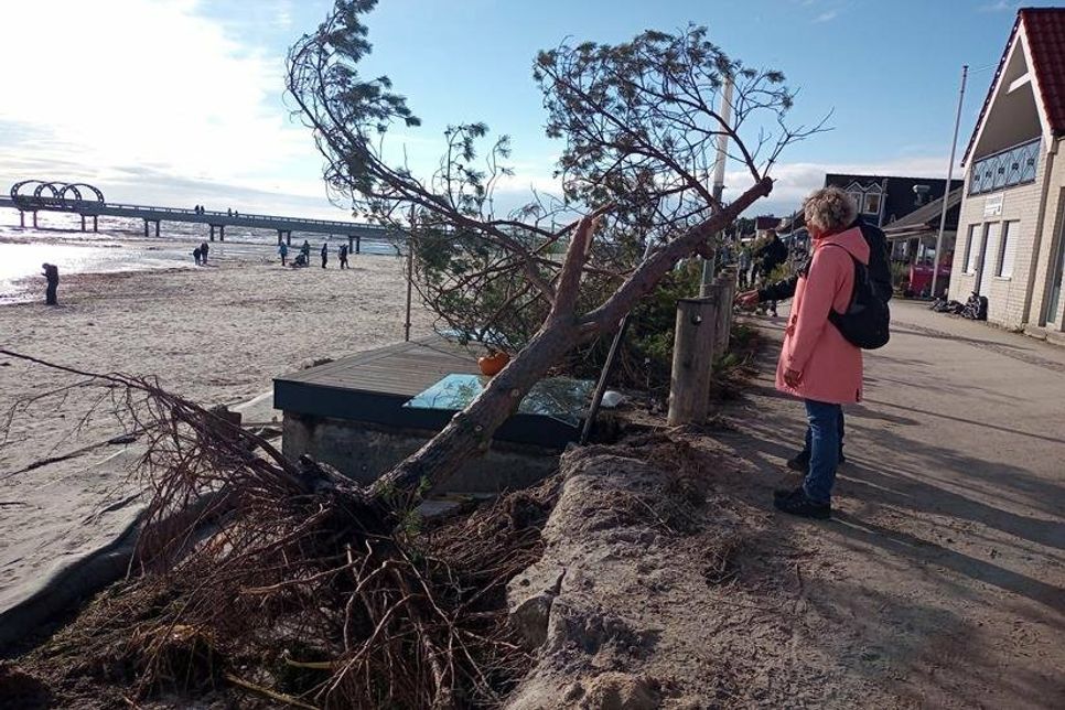Zerstörte Kaffeeterrasse an der Strandpromenade.
