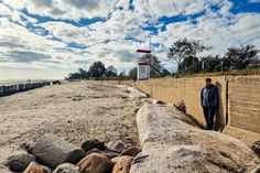 Am Südstrand kann man den Sandverlust besonders gut erkennen. Silas Grümmert vom Tourismus-Service ist weit über 1,80 Meter groß und reicht nicht ganz bis zur Uferschutzmauer.