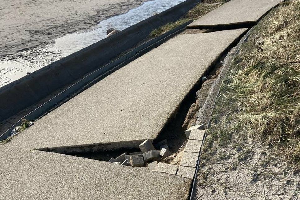 Die durchgebrochene Promenade aufgrund der verschobenen Uferschutzmauer beim Wassersportzentrum.