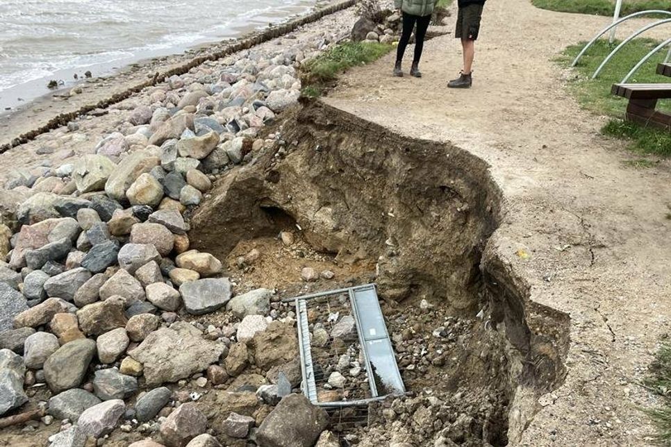 Der zerstörte Ostseeküstenradweg auf Kellenhusener Gebiet in Richtung Dahme.
