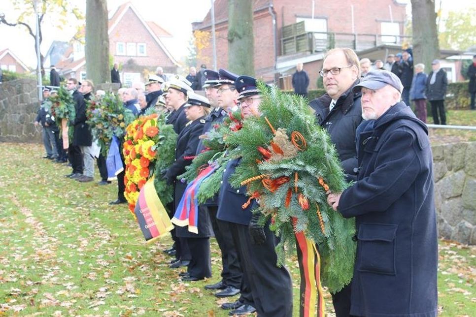 Abordnungen aus Verwaltung und Selbstverwaltung sowie der Marine, der Bundespolizei See und Feuerwehr legten Kränze am Ehrenmal nieder.