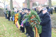Abordnungen aus Verwaltung und Selbstverwaltung sowie der Marine, der Bundespolizei See und Feuerwehr legten Kränze am Ehrenmal nieder.