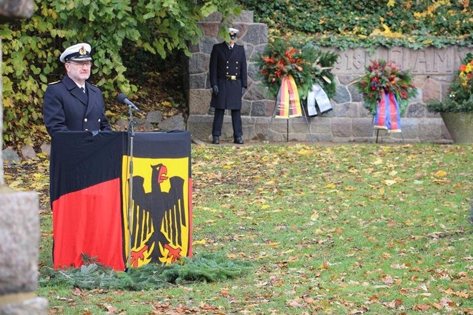 Kapitän zur See Eckardt Menzel hielt die Ansprache.