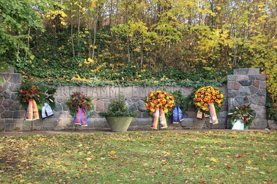 Die Kränze am Ehrenmal am Heisterbusch.