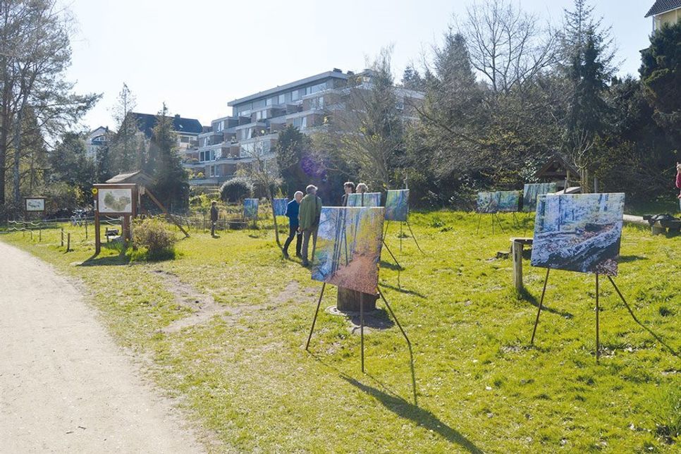 Zahlreiche Passanten nutzten am ersten Ausstellungstag die Gelegenheit, die Bilder zu betrachten – auch ohne offizielle Eröffungsfeier.