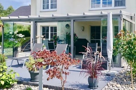 Das moderne, schlichte  Design und die großen Glaselemente sorgen für einen unverbauten Blick in den Garten.