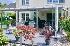 Das moderne, schlichte  Design und die großen Glaselemente sorgen für einen unverbauten Blick in den Garten.