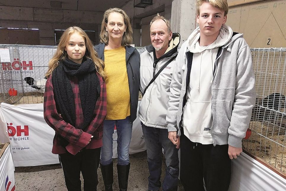Geflügelschau-Premiere: Familie Brandenburger war aus Nüchel gekommen, um sich die gefiederten Schönheiten näher zu besehen.