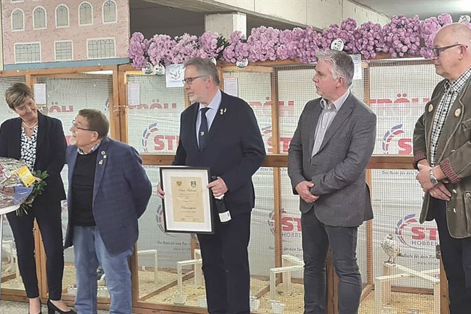 Auszeichnungen: Torsten Nagel (3.v.re.) wurde zum Ehrenmitglied des Kreisverbandes Lübeck-Ostholstein ernannt. Für den Kreisverband gab es zudem eine Anerkennung zum 90jährigen Bestehen.