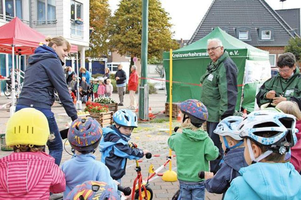 „Auf die Roller fertig los“ hieß es bei dieser Station, wo der Erfolg schließlich mit einem „Rollerführerschein“ belohnt wurde