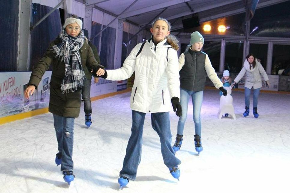 Begeistert drehten die Eislauffans ihre Runden.